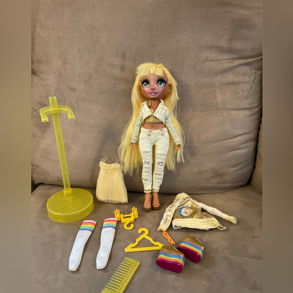 Complete Rainbow High Sunny Madison Doll Yellow Fashion Doll